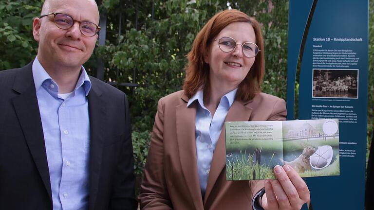 Oberbürgermeister Dirk Vogel und Kurdirektorin Sylvie Thormann mit dem Begleitbüchlein für die Familientour. - Oberbürgermeister Dirk Vogel und Kurdirektorin Sylvie Thormann mit dem Begleitbüchlein für die Familientour. Oberbürgermeister Dirk Vogel und Kurdirektorin Sylvie Thormann mit dem Begleitbüchlein für die Familientour. - Oberbürgermeister Dirk Vogel und Kurdirektorin Sylvie Thormann mit dem Begleitbüchlein für die Familientour.