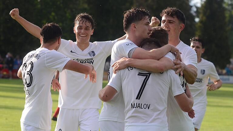 Da jubelten die Fußballer des TSV Karlburg, nachdem sie am Mittwoch im Derby gegen die DJK Schwebenried/Schwemmelsbach durch Pascal Jeni (vorne, Dritter von rechts) in Führung gegangen waren. Doch zum Schluss stand es 1:1. Da jubelten die Fußballer des TSV Karlburg, nachdem sie am Mittwoch im Derby gegen die DJK Schwebenried/Schwemmelsbach durch Pascal Jeni (vorne, Dritter von rechts) in Führung gegangen waren. Doch zum Schluss stand es 1:1.