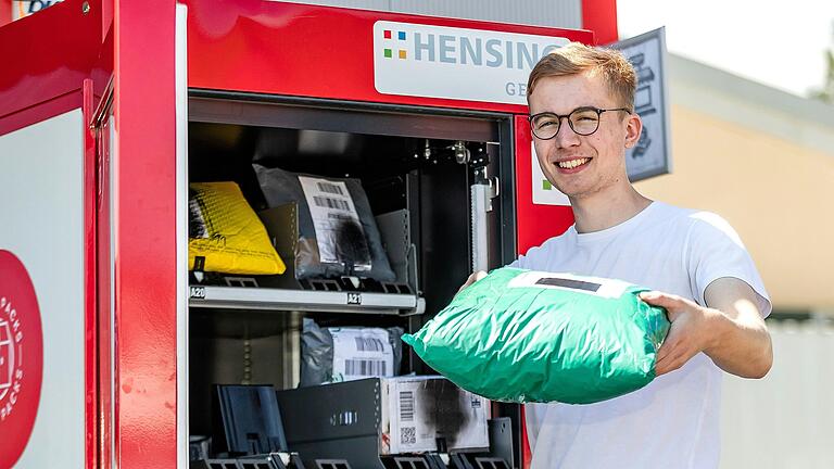  Oliver Fieder, Inhaber des Automaten in Veitshöchheim, mit einem der 'geheimen Päckchen'. Oliver Fieder, Inhaber des Automaten in Veitshöchheim, mit einem der 'geheimen Päckchen'.