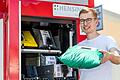 &nbsp;Oliver Fieder, Inhaber des Automaten in Veitshöchheim, mit einem der 'geheimen Päckchen'.