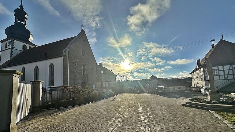 Das historische Ensemble am Lindenhügel in Herbstadt mit Gastwirtschaft, Schulhaus und Kirche stammt aus der Zeit des Würzburger Fürstbischofs Julius Echter. Das historische Ensemble am Lindenhügel in Herbstadt mit Gastwirtschaft, Schulhaus und Kirche stammt aus der Zeit des Würzburger Fürstbischofs Julius Echter.