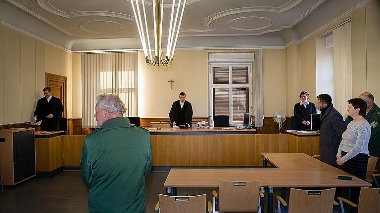 „Blitzverfahren“ am Amtsgericht Schweinfurt zu einem Diebstahl vor einer Woche. Richter Michael Roth (Mitte) verurteilte am Mittwoch einen Ladendieb zu einer zweimonatigen Bewährungsstrafe. Der Prozess dauerte 20 Minuten. „Blitzverfahren“ am Amtsgericht Schweinfurt zu einem Diebstahl vor einer Woche. Richter Michael Roth (Mitte) verurteilte am Mittwoch einen Ladendieb zu einer zweimonatigen Bewährungsstrafe. Der Prozess dauerte 20 Minuten.