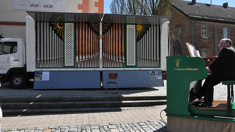 Organist Lothar Langer aus Obertheres spielte am Sonntag auf einer Lkw-Orgel, die erstmals in Hofheim während eines Freiluftgottesdienstes auf dem Marktplatz zum Einsatz kam. Organist Lothar Langer aus Obertheres spielte am Sonntag auf einer Lkw-Orgel, die erstmals in Hofheim während eines Freiluftgottesdienstes auf dem Marktplatz zum Einsatz kam.