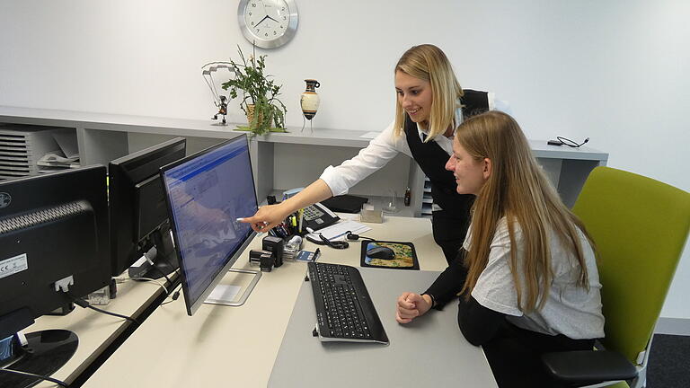 Theresa Moser führt Jobentdeckerin Laura (vorne) in die PC-Programme ein, mit denen eine Bestattungsfachkraft arbeitet. Theresa Moser führt Jobentdeckerin Laura (vorne) in die PC-Programme ein, mit denen eine Bestattungsfachkraft arbeitet.