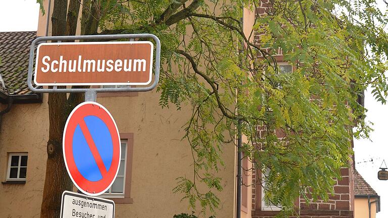 Eine Führung durch das Schulmuseum Sendelbach war Bestandteil des 38. Unterfränkischen Museumstags.&nbsp;