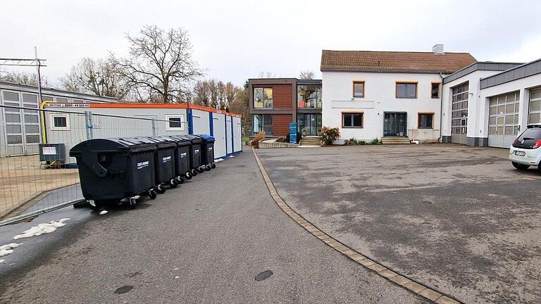 Im durch einen Baustellenzaun abgeriegelten Betriebshof von Team Orange sind mehrere Dusch- und WC-Container aufgebaut. Im Erdgeschoss des Querbaus stehen vier Zimmer mit jeweils zwölf Stockbetten zur Verfügung. Der rechte Hallentrakt dient als Gemeinschafts- und Aufenthaltsraum. Im durch einen Baustellenzaun abgeriegelten Betriebshof von Team Orange sind mehrere Dusch- und WC-Container aufgebaut. Im Erdgeschoss des Querbaus stehen vier Zimmer mit jeweils zwölf Stockbetten zur Verfügung. Der rechte Hallentrakt dient als Gemeinschafts- und Aufenthaltsraum.