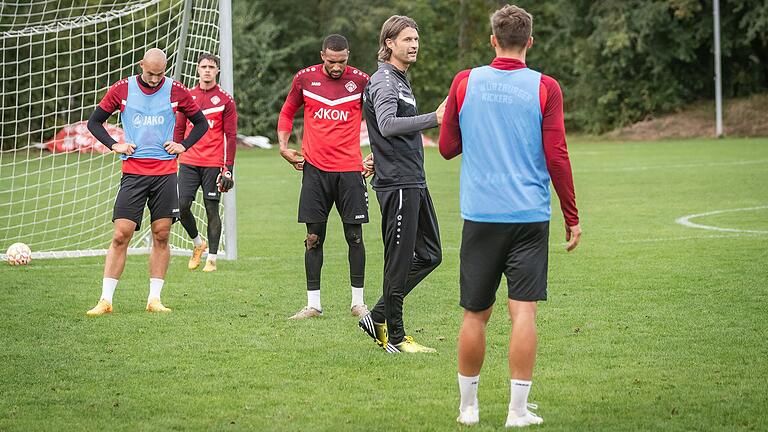 'Wir wollen Tag für Tag besser werden.' Martin Lanig bei der Arbeit mit den Spielern der Würzburger Kickers auf dem Trainingsplatz.