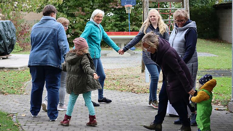 Spontan tanzen Frauen zu einem Lied, in dem der Dank für Gottes gute Schöpfung erklang und brachten so diesen Dank mit ihrem Tanz zum Ausdruck. Die Kinder wollten mittanzen, sie wurden gerne in den Kreis der Tänzerinnen aufgenommen. Spontan tanzen Frauen zu einem Lied, in dem der Dank für Gottes gute Schöpfung erklang und brachten so diesen Dank mit ihrem Tanz zum Ausdruck. Die Kinder wollten mittanzen, sie wurden gerne in den Kreis der Tänzerinnen aufgenommen.