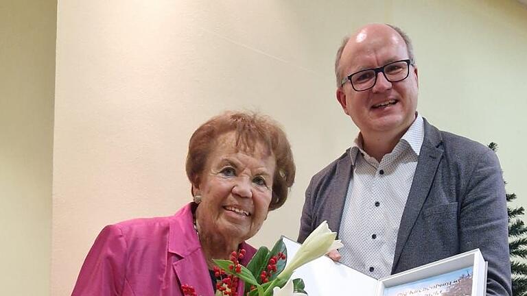 Erster Bürgermeister Achim Höfling bedankte sich bei Frau Göbel für ihr außergewöhnliches Engagement mit einem Präsent und einem Blumenstrauß. Erster Bürgermeister Achim Höfling bedankte sich bei Frau Göbel für ihr außergewöhnliches Engagement mit einem Präsent und einem Blumenstrauß.