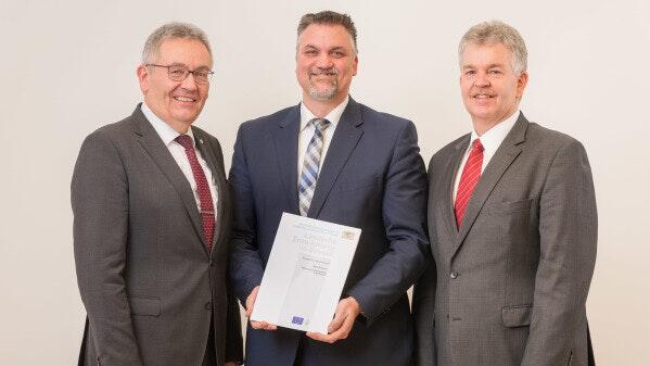 Sie freuen sich über den Förderbescheid für den Umbau der Frankenlandhalle in Böttigheim (von links) Ottmar Porzelt vom Amt für Ländliche Entwicklung Unterfranken, Bürgermeister Heiko Menig aus Neubrunn und Hubert Bittlmayer vom Landwirtschaftsministerium.