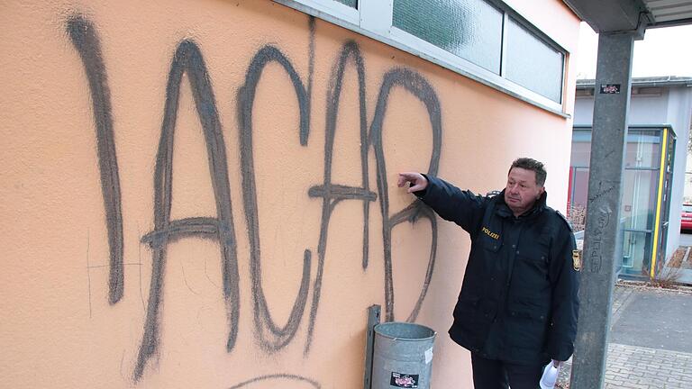 Verkehrserzieher Hubert Koch hält Kontakt zu den Schulen. Hier zeigt er eine der Schmierereien: ACAB steht für 'All cops are bastards' (wörtlich übersetzt 'Alle Polizisten sind Bastarde') an der Bushaltestelle des Schulzentrums.       -  Verkehrserzieher Hubert Koch hält Kontakt zu den Schulen. Hier zeigt er eine der Schmierereien: ACAB steht für 'All cops are bastards' (wörtlich übersetzt 'Alle Polizisten sind Bastarde') an der Bushaltestelle des Schulzentrums.