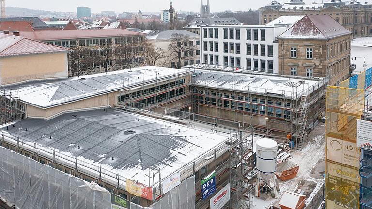 Am Rathaus, auf dem Areal der Erlöserschwestern und an der ehemaligen Mozartschule (im Bild) wird die Möglichkeit einer solaren Dachnutzung als Modellprojekt genauer untersucht, die Ergebnisse sollen dann auch auf andere PV-Projekte in der Altstadt anwendbar sein.