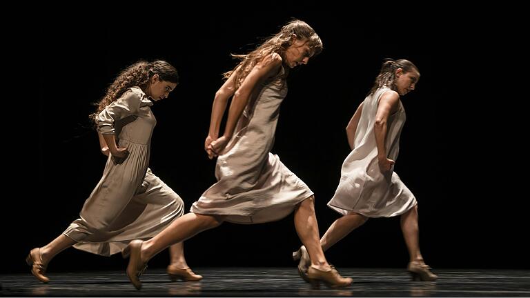 Tanz aus Israel: Natalia Thaïs, Marina Walpercin und Naya Binghi in der Choreografie 'In Memory of the Olive Trees'.