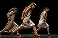 Tanz aus Israel: Natalia Thaïs, Marina Walpercin und Naya Binghi in der Choreografie 'In Memory of the Olive Trees'.