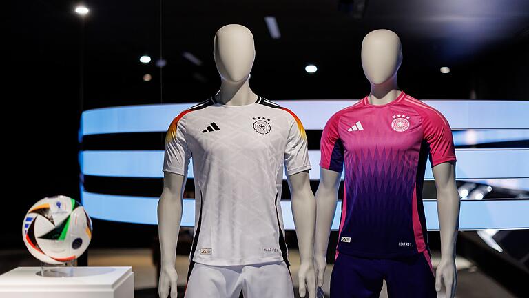 Trikots der deutschen Fußball-Nationalmannschaft EM 2024       -  Die offiziellen Trikots der deutschen Fußball-Nationalmannschaft sind weiß und pink.