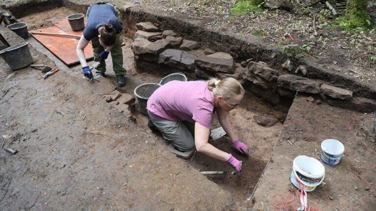 In Dorfprozelten (Lkr. Miltenberg) hat das Archäologische Spessartprojekt Mitte Juni mit Ausgrabungen am sogenannten Lufthof, einem hochmittelalterlichen bis neuzeitlichen Wirtschaftshof, begonnen. Beim Grabungsfest am 28. Juli können sich Interessierte über die Grabungen informieren.