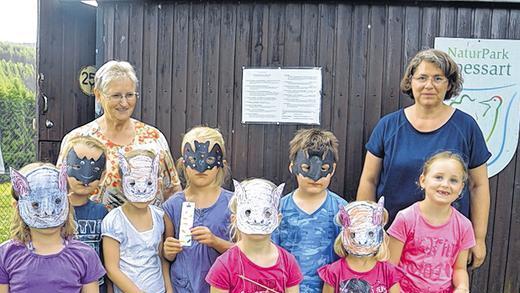 Eigenkreationen: Die Kinder durften die selbst gebastelten Fledermausmasken mit nach Hause nehmen. Die Landschaftsführerinnen Gabi Bechold (links) und Anne Welzenbach (rechts) erlebten mit acht Kindern vier interessante Stunden, in denen sie viel Wissenswertes über Verhalten, Aussehen und Nahrung von Fledermäusen erfuhren.