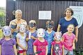 Eigenkreationen: Die Kinder durften die selbst gebastelten Fledermausmasken mit nach Hause nehmen. Die Landschaftsführerinnen Gabi Bechold (links) und Anne Welzenbach (rechts) erlebten mit acht Kindern vier interessante Stunden, in denen sie viel Wissenswertes über Verhalten, Aussehen und Nahrung von Fledermäusen erfuhren.