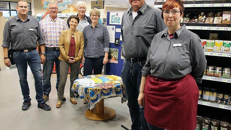 Gemeinsam geht&lsquo;s am besten, auch beim Verkauf fair gehandelter Produkte. Das beweisen von links Marktleiter Herbert Pfrang, Gangolf Schleyer, Karin Schöner, Wilfried Güntner, Bettina Stampf, Inhaber Burkard Pfister und Marktleiterin Katharina Gerhardt.