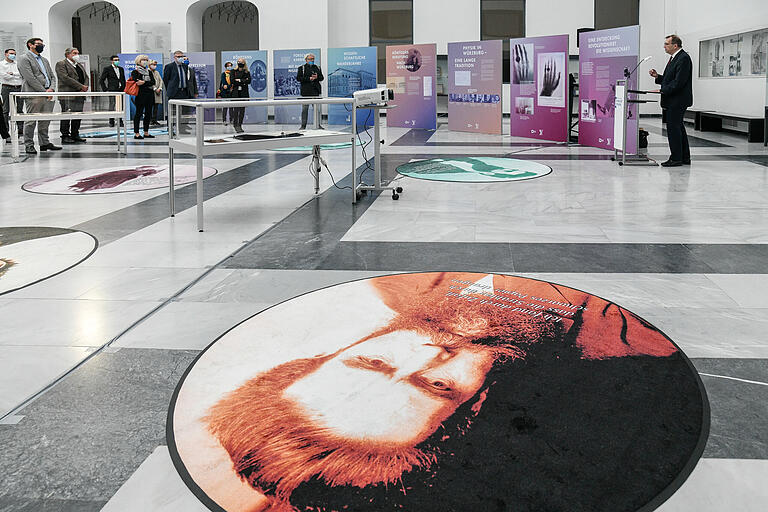 Im Lichthof der Universität am Sanderring geben Schautafeln und Ausstellungsstücke einen Einblick in Röntgens Leben und Arbeit.