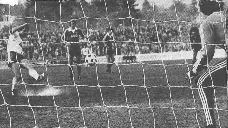 Ein späteres Duell mit dem Club: Lothar Emmerichs Elfmetertor beim 3:0-Sieg der Kickers gegen den 1. FC Nürnberg am 23. Oktober 1977