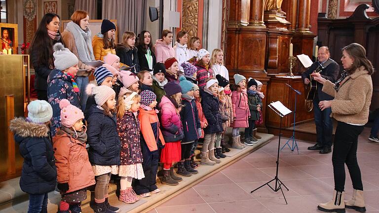 Passend zum Advent wurde der Familiengottesdienst am dritten Adventssonntag wunderschön vom Wiesentheider Kinder- und Jugendchor musikalisch gestaltet mit Advents- und Weihnachtsliedern. Die Leitung des Chores hatte Petra Liebald, unterstützt von ihrem Mann Andreas Liebald an der Gitarre.