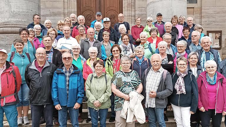 Die Reiseteilnehmer vor dem Dom in St. Blasien       -  Die Reiseteilnehmer vor dem Dom in St. Blasien