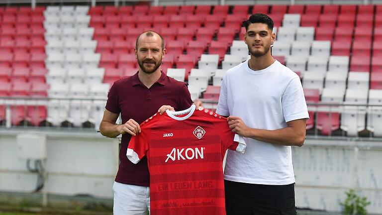 Fatih Baca (rechts neben Sportdirektor Sebastian Neumann) ist der siebte Neuzugang des Sommers bei den Würzburger Kickers. Fatih Baca (rechts neben Sportdirektor Sebastian Neumann) ist der siebte Neuzugang des Sommers bei den Würzburger Kickers.