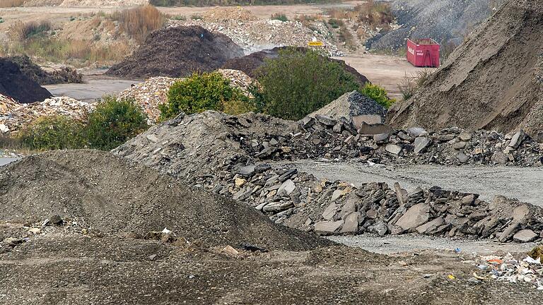 Asbest, Bauschutt, Mineralwolle: Derartige Abfälle landen auf der Deponie Rothmühle an der A 71. Ihr Volumen soll nun verdoppelt werden, um die Abfallhalde für die nächsten 150 Jahre abzusichern.