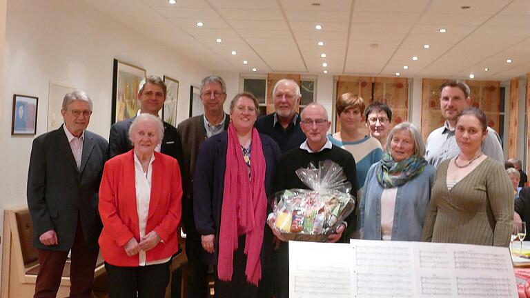 Und so stellt sich der neue Vorstand dar, vordere Reihe von links: Marianne Fritz (scheidende Vorsitzende), Carolin Fritz-Reich (neue Vorsitzende), Heinz Pallor, Ulrike Olfen und Christin Schmitt. Hintere Reihe von links: Alois Heid, Klaus Reder, Wolfgang Klemm, Verena Will, Ulrike Sterzinger und Johannes Föhr. Mit im Bild in der hinteren Reihe Bürgermeister Michael Kraus (Zweiter von links). Und so stellt sich der neue Vorstand dar, vordere Reihe von links: Marianne Fritz (scheidende Vorsitzende), Carolin Fritz-Reich (neue Vorsitzende), Heinz Pallor, Ulrike Olfen und Christin Schmitt. Hintere Reihe von links: Alois Heid, Klaus Reder, Wolfgang Klemm, Verena Will, Ulrike Sterzinger und Johannes Föhr. Mit im Bild in der hinteren Reihe Bürgermeister Michael Kraus (Zweiter von links).