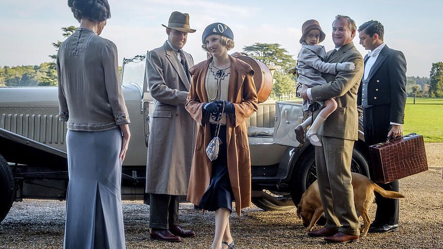 DOWNTON ABBEY       -  Elizabeth McGovern als Cora Crawley, Harry Haddon-Paton als Bertie Pelham, Laura Carmichael als Edith Crawley, Hugh Bonneville als Robert Crawley and Michael Fox als Andy in Downtown Abbey.