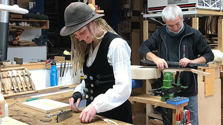 Bei der Arbeit darf auch mal gelacht werden: Gitarrenbauerin Franzi ist als Wandergesellin unterwegs. Bis vor kurzem war sie in der Werkstatt von Hermann Gräfe in Lendershausen.