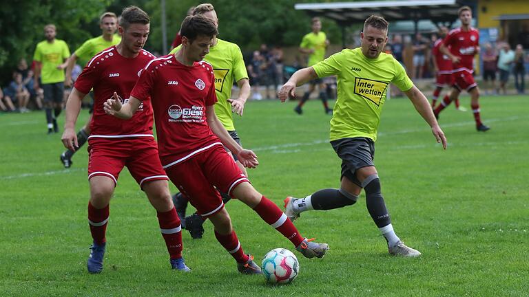 Ramon Schmitt (vorne) vom FC Eibelstadt, hier beim 1:0 im Hinspiel in Sommerhausen am Ball, erzielte im Rückspiel gegen die SG Sommer-/Winterhausen die zwischenzeitliche Führung der Eibelstädter. Am Ende trennten sich FC und SG unentschieden.