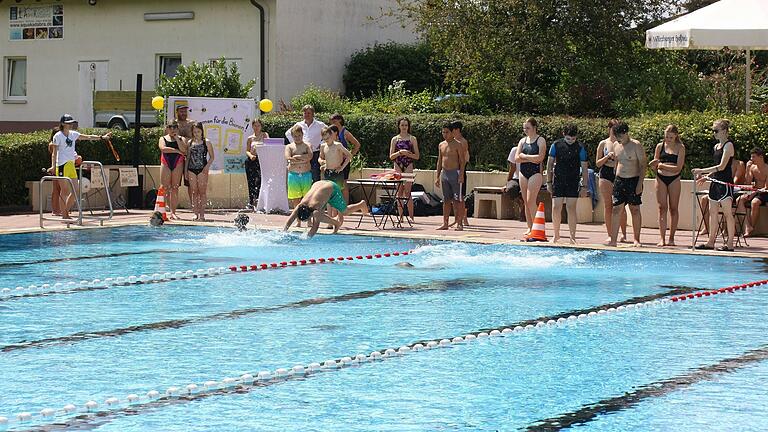 Beim Sponsorenschwimmen für einen Bienenfutterautomaten zogen 33 Schüler der Zellinger Mittelschule sowie sieben Erwachsene im Freibad ihre Bahnen. Beim Sponsorenschwimmen für einen Bienenfutterautomaten zogen 33 Schüler der Zellinger Mittelschule sowie sieben Erwachsene im Freibad ihre Bahnen. 