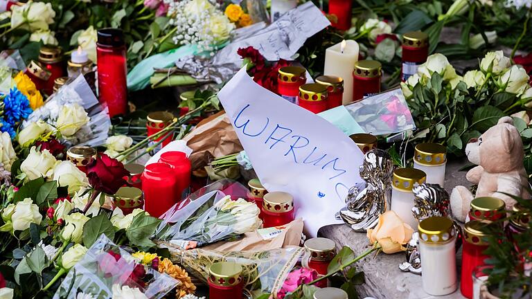 Nach Todesfahrt auf Weihnachtsmarkt in Magdeburg - „Warum?” steht auf einem Zettel an einem Gedenkort für die Toten und Verletzten der Attacke. Nach Todesfahrt auf Weihnachtsmarkt in Magdeburg - „Warum?” steht auf einem Zettel an einem Gedenkort für die Toten und Verletzten der Attacke.