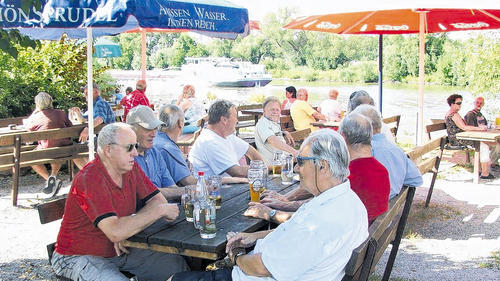 Ein beliebter Platz für Familien, Radfahrer, Senioren und Gruppen sind die schattigen Plätze im Biergarten Laudenbach. Die nicht regentauglichen Sonnenschirme am Mainufer soll eine Pergola ersetzen.