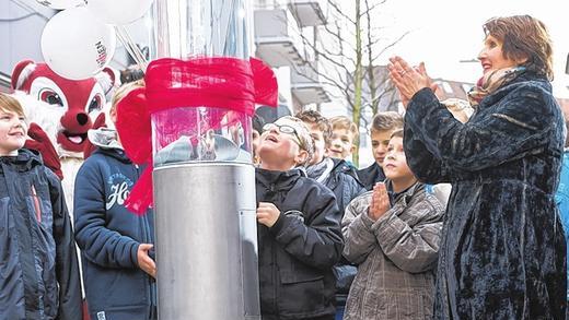 Attraktion Wasserspiel: Kinder des Elisabethen-Heimes durften als erste kurbeln. Mit ihnen freut sich Christiane Matzewitzki vom Sozialreferat. Attraktion Wasserspiel: Kinder des Elisabethen-Heimes durften als erste kurbeln. Mit ihnen freut sich Christiane Matzewitzki vom Sozialreferat.