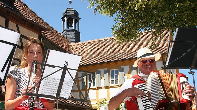 Ein großes Familienfest war auch heuer das 39. Kirchenburgfest im Iphöfer Stadtteil Mönchsondheim. Während sich die Großeltern in längst vergangene Zeiten zurückversetzt fühlten, fanden viele Kinder Gefallen an den Attraktionen und manchem Tierkontakt. Viele Gäste bevölkerten das Kirchenburg-Ensemble und genossen bei bestem Wetter einen tag abseits der alltäglichen Hektik, geht doch im Kirchenburgmuseum alles etwas gemütlicher über die Bühne.