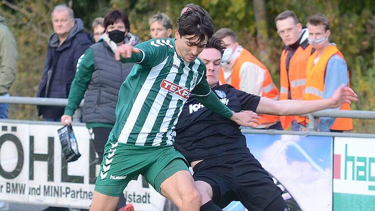 Volle Kraft voraus hieß es hier noch für Adrian Reith (links, im Duell mit Karlburgs Jan Martin) und den TSV Großbardorf. Das war am 24. Oktober, als die Grabfeld-Gallier in ihrem bislang letzten Punktspiel mit 1:0 in Karlburg gewannen. Die Corona-Pandemie macht nun erneut eine lange Pause notwendig. Ein Re-Start ist am 20. Februar 2021 geplant.