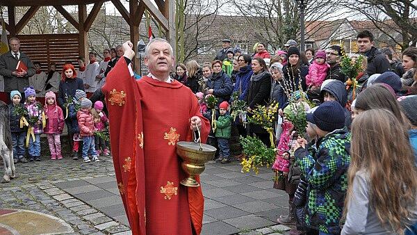 Die ökumenische Palmweihe im Spitalgarten mit Pfarrer Stefan Mai und Pfarrer Reiner Apel muss auch in diesem Jahr wegen Corona ausfallen. Auch die Prozession ist verboten worden. Die Palmweihe findet nun in der Kirche statt.