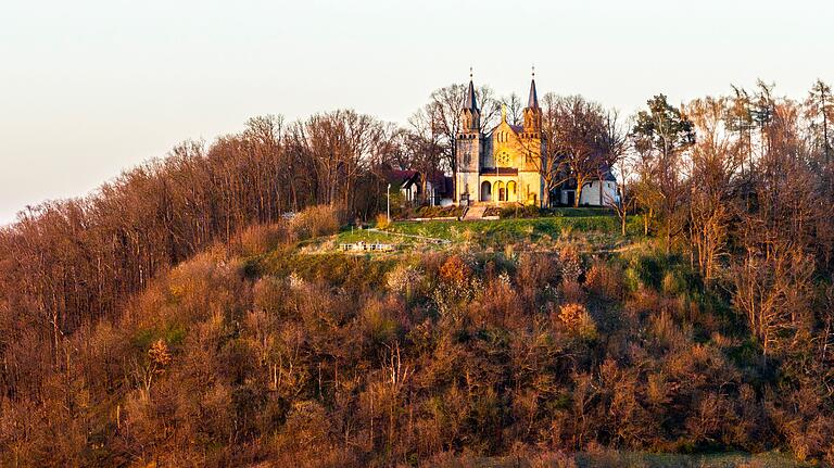 Ein Frühlingstag geht zu Ende: Sonnenuntergang über dem Zeiler Käpelle. Ein Frühlingstag geht zu Ende: Sonnenuntergang über dem Zeiler Käpelle. 