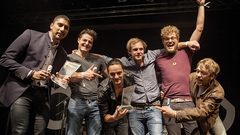 Die beste Newcomer-Band Bayerns 2015 ist 'William’s Orbit'. Im Rahmen der Veranstaltung am Samstag (26.09.15) in Würzburg nahm darüber hinaus Andreas Bourani (links) den Bayerischen Musiklöwen entgegen.