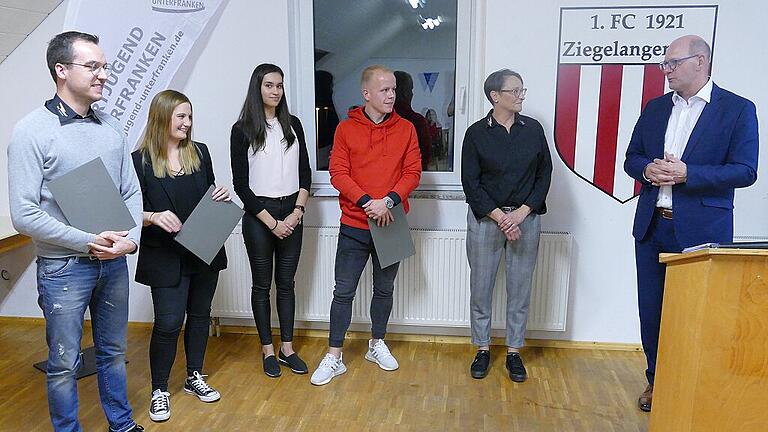 Johannes Erlwein aus Zeil, Teresa Rothmann aus Oberschleichach, Jessica Leisentritt sowie Bastian Rößner (beide Zeil) wurden als Beisitzer gewählt. Die Vorsitzende Susanne Makowski aus Ebelsbach wurde von Zeils Bürgermeister Thomas Stadelmann ausgezeichnet. Johannes Erlwein aus Zeil, Teresa Rothmann aus Oberschleichach, Jessica Leisentritt sowie Bastian Rößner (beide Zeil) wurden als Beisitzer gewählt. Die Vorsitzende Susanne Makowski aus Ebelsbach wurde von Zeils Bürgermeister Thomas Stadelmann ausgezeichnet.