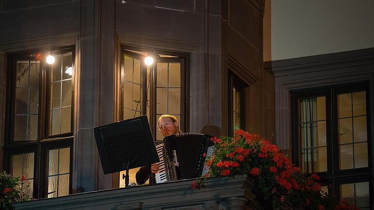 Virtuose am Akkordeon: Timo Wirth spielte klassische Musik vom Rathaus-Balkon bei der Nacht der Kultur.