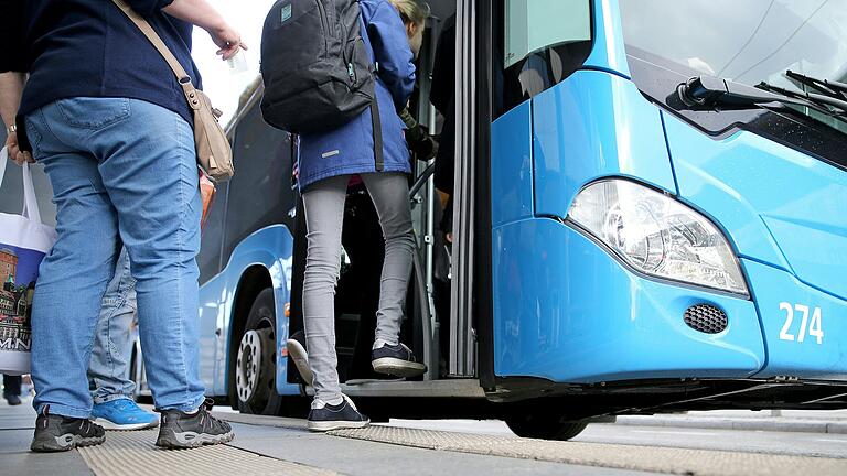 Menschen steigen in einen Bus (Symbolbild). Aufgrund starken Schneefalls und Glätte fahren am Mittwoch, 17. Januar, in Rhön-Grabfeld keine Busse mehr.