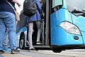 Menschen steigen in einen Bus (Symbolbild). Aufgrund starken Schneefalls und Glätte fahren am Mittwoch, 17. Januar, in Rhön-Grabfeld keine Busse mehr.