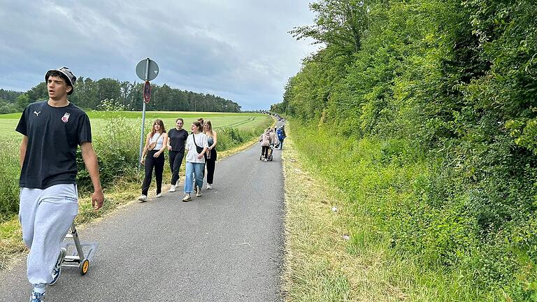 In Scharen strömten Menschen vom Campingplatz zum Festivalgelände.&nbsp;