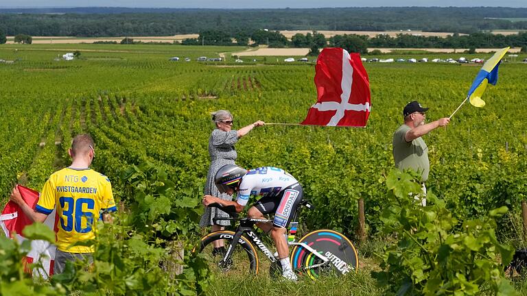 UCI WorldTour -  Tour de France       -  Der belgische Etappensieger Remco Evenepoel fährt durch die Weinberge.