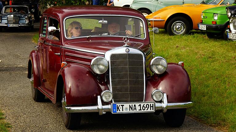 Der Mercedes 170 S von Nikolaus Engelbrecht zieht überall die Blicke auf sich.