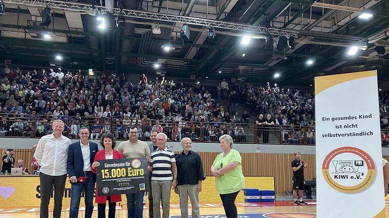 Bei der Spendenübergabe: Steffen Liebler (Würzburg Baskets), Sebastian Kohrmann (Edeka), Ina Schmolke (Kiwi), Steffen Zink (GWF),&nbsp; Christoph Härtel (Uniklinik), Franz Balzer, Urban Hübner und Monika Wohlfart (Kiwi).